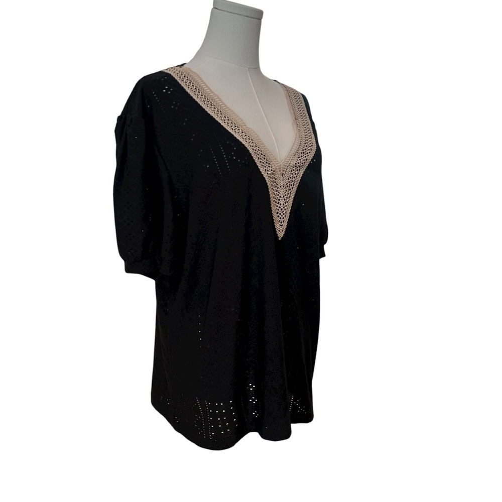 Women's 1X / 2X Black Eyelet Short Sleeve Lace V-Neck PLUS Curvy Stretch Blouse - Picture 3 of 7
